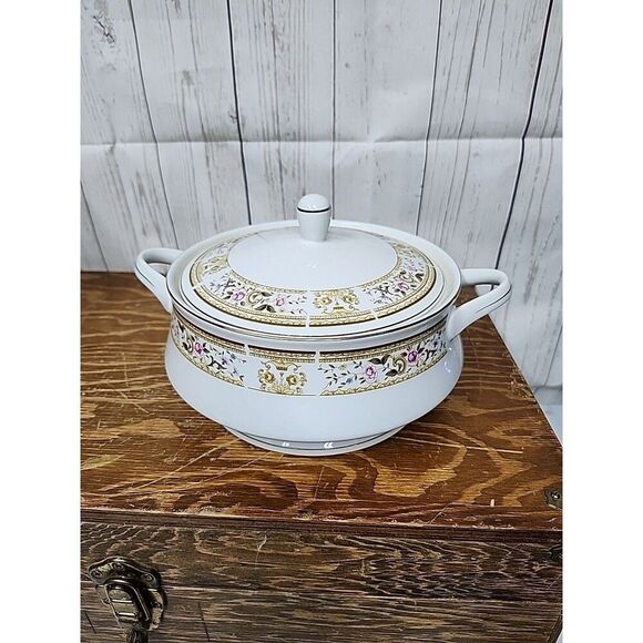 Wallace Heritage Daphne 7 ¾" Round Covered Vegetable Bowl, Server, Soup, Nice! - Picture 1 of 6